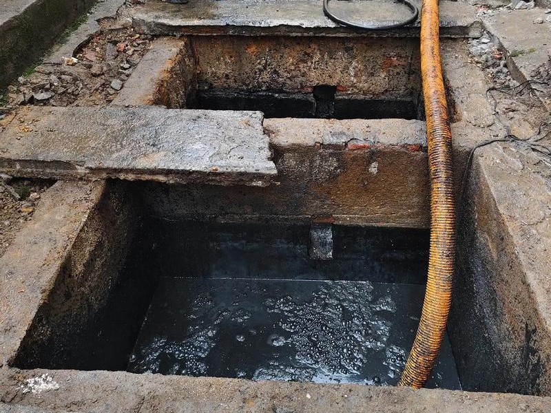 西餐厅清理化粪池